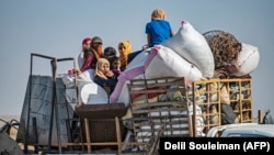 Түркиянын чабуулунан качкан карапайым эл. Сирия менен Түркиянын чек арасы. 10-октябрь, 2019-жыл.