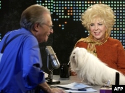 Ларри Кинг даңазалуу кино жана театр өнөрпозу Элизабет Тейлор менен. Лос-Анжелес. 2003-жылдын 3-февралы.