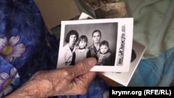 Свідок депортації, кримська татарка Сафіє Челко, що нині мешкає у Новоолексіївці Херсонської області, показує фото своєї родини