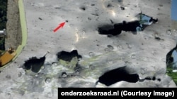Нидерланд иминлек шурасы хисабындагы фотода Боинг 777 MH17 очкычының тишкәләнгән урыны