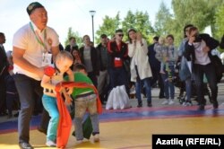 Балалар көрәше