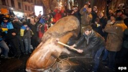 Украинада Евроинтеграция тарафдорлари Ленин ҳайкалини адариб ташлади, 13 декабрь, 2013 йил.