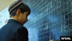 Aşgabat, iki dilli türkmen-ors mekdebiniň okuwçysy matematika sapagynda. 2010 ý.