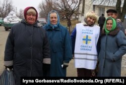 Ольга Сулеина с пенсионерами села Степановка