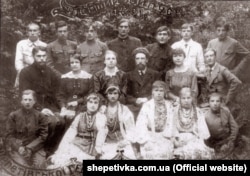 По закінченню Громадянської війни Микола Островський мав лише 16 років та закінчував навчання в Шепетівській єдиній трудовій школі. На фотографії бачимо напис українською мовою: «15.VІ.1921 р. Перший випуск Шепетівської єдиної трудової школи». Островський у верхньому ряду другий ліворуч
