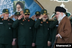 سه تن از فرماندهان کل سپاه در کنار آیت‌الله خامنه‌ای: از این جمع حسین سلامی و یحیی رحیم صفوی از حلقه اصفهانی‌ها و محسن رضایی از حلقه خوزستانی‌ها به شمار می‌روند.