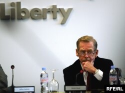 Колішні прэзыдэнт Вацлаў Гавэл быў старшынём на першым рэдакцыйным сходзе ў новым будынку Радыё Свабода ў Празі. 27 сакавіка 2009 году