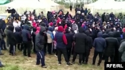 Мигранты из Узбекистана и Кыргызстана живут в палатках на российско-казахстанской границе