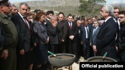 Armenia - President Serzh Sarkisian speaks at the funeral of the Armenian soldier Sasun Mkrtchian killed in Karabakh, Yerevan, 5Apr2016