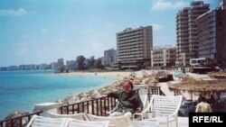 Автор на фоне города-призрака