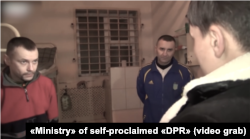 Надія Савченко особисто з’їздила в окупований Донецьк провідати українських бійців. Зліва – полонений Олександр Олійник