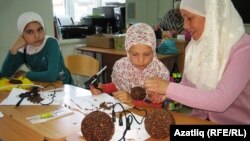 Гөлфинә Фәүзиева кул эшләре түгәрәгендә балалар белән