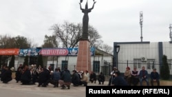 Ыңкылапка катышып, кийин каза болгон маркумдарга багыштап куран окуган эл. Жалал-Абад. Эркиндик аянты. 24-март, 2018-жыл