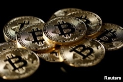 Криптовалютанын эң белгилүү түрү - биткоиндин (Bitcoin) эмблемасы.