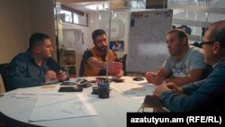 Команда, работающая над проектом Volterman, проводит обсуждение