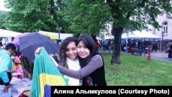 آلینا آلیمکولووا، راست، در میتینگ سیاسی در پاریس