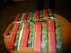 Кніга Свабоды “Жыцьцё пасьля раку” з гісторыямі 22 анкапацыэнтаў