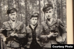 Командир сотні Української повстанської армії Мирослав Симчич (ліворуч) з побратимами
