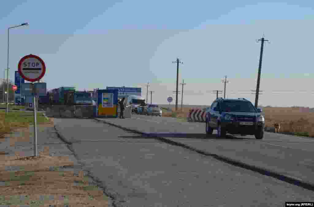 Автомобіль покидає пункт прикордонного контролю. 