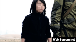"Исломий давлат" январь ойида тарқатган видеодан олинган сурат. Ушбу видеода ёш бола асирлардан бирини қатл этаётгани акс этган.