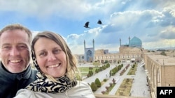 تصویری از کریگ و لیندسی فورمن هنگام بازدید از میدان نقش جهان اصفهان