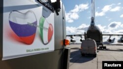 Напис на російській вантажівці, яка прибула до аеропорту в Італії, 22 березня 2020 року