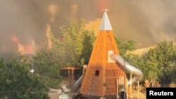 در جریان حمله، یک کنیسه طعمه حریق شد