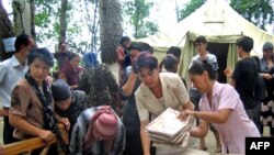 Ханабад качаклар лагерында һуманитар ярдәмне тарату