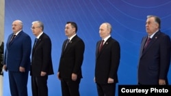 Солдан оңға қарай: Александр Лукашенко (Беларусь), Қасым-Жомарт Тоқаев (Қазақстан), Садыр Жапаров (Қырғызстан), Владимир Путин (Ресей) және Эмомали Рахмон (Тәжікстан) ҰҚШҰ саммиті кезінде. Бішкек, 26 қараша, 2025 жыл