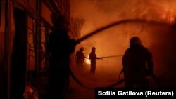 Рятувальники на місці однієї з попередніх атак у Харкові, фото ілюстративне