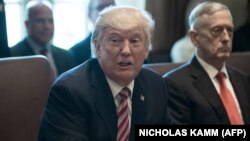 دونالد ترامپ در کنار وزیر دفاعش جیمز متیس، در نشست روز دوشنبه کابینه