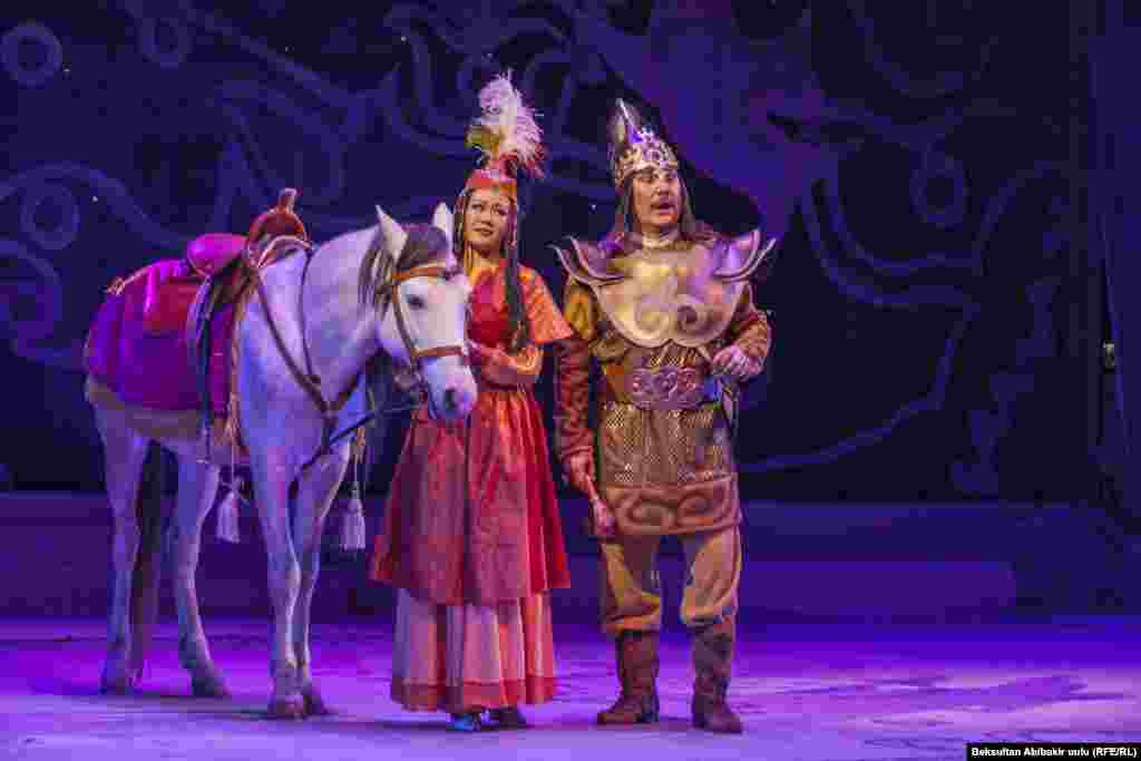 Үчүнчү көшөгөдө Айчүрөк менен Семетей жолугат. &nbsp;