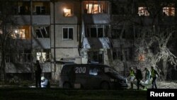 Рятувальники вивозять тіло загиблого в житловому районі внаслідок російського ракетного удару у Кривому Розі, Дніпропетровська область, Україна, 4 квітня 2025 року