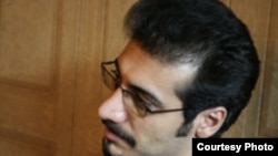 در گزارش ها آمده که چند مامور لباس شخصی آقای ولی زاده را در محل کارش بازداشت و به مکان نامعلومی انتقال داده اند.