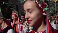 У Полтаві у День міста пройшла багатотисячна хода у вишиванках (відео)