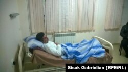 Оппозиционный активист Ашот Пилипосян в больнице после нападения, Раздан, 12 декабря 2014 г. 