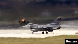 یک هواپیمای اف ۱۶ در پایگاه اینجرلیک