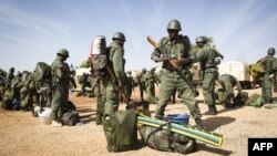 Гоа шаарына жөнөчү малилик жоокерлер француздардын  аскердик унааларын күтүүдө. 27-январь, 2013