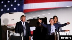 Президент Дональд Трамп жана жубайы Меланиа Трамп Түндүк Корея бошоткон үч  америкалыкты тосуп алган учур. 10-май, 2018-жыл. 