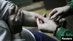 Jynsy kesellere ýolugan adamlary ýazgarmak duýgusy ilat arasynda ýokary bolmagynda galýar.