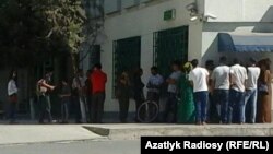 Очередь перед банкоматом, Ашхабад 