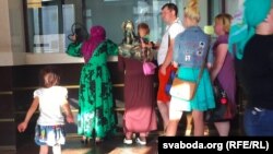 Муҳоҷирон ва паноҳҷӯёни эҳтимолӣ дар истгоҳи роҳи оҳани Брести Ҷумҳурии Белорус дар марзи Лаҳистон.