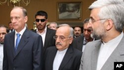  سعید جلیلی، دبیر شورای عالی امنیت ملی ایران (راست) و نیکولای پاتروشف، دبیر شورای امنیت فدراسیون روسیه (چپ). ۱۵ اوت ۲۰۱۱