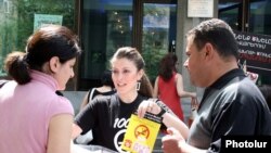Armenia - An anti-smoking campaigner talks to passersby in Yerevan, 31May2011.