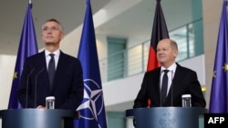 Єнс Столтенберґ (л) і Олаф Шольц у Берліні, 9 листопада 2023 року