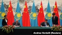 Казакстандын президенти Касым-Жомарт Токаев менен Кытайдын мамлекет башчысы Си Цзиньпиң документтерге кол коюу учурунда. Бээжин. 11-сентябрь, 2019-жыл.