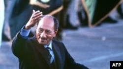 انور سادات در نوامبر ۱۹۷۷ در تل‌آویو به هنگام سفرش به اسرائیل