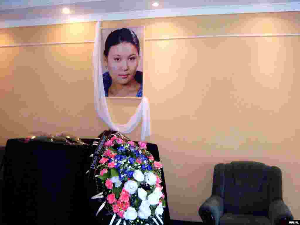 21 қазанда әріптестері  марқұммен театр үйінде қоштасқысы келген, имам оны мәңгілік мекеніне өз үйінен аттандырды. - Панихида должна была состояться в  Казахском театра имени Калибека Куанышбаева 21 октября 2008 года. Однако имам не позволил это. 