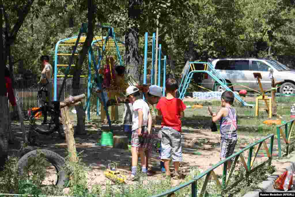 По данным городского акимата, по программе &quot;Алматинские дворы&quot;, начатой в 2005 году, отремонтировано около двух тысяч дворов. На фото: дети на одной из отремонтированных площадок.