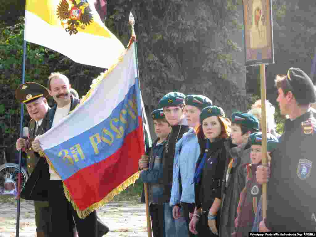 Тим часом, прихильники партії «Російська єдність» провели в українському Сімферополі ходу і мітинг з нагоди російського свята